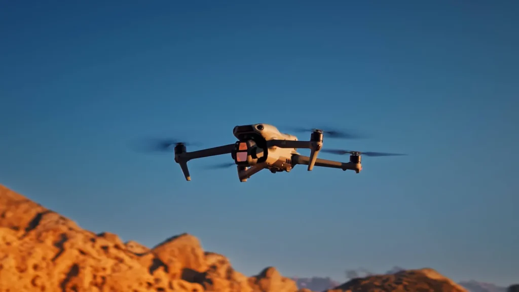 DJI Air 3S en vol au coucher du soleil