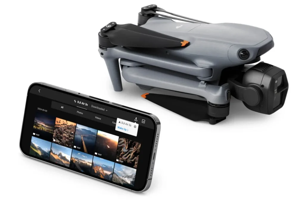 DJI Air 3S plié à côté d'un smartphone