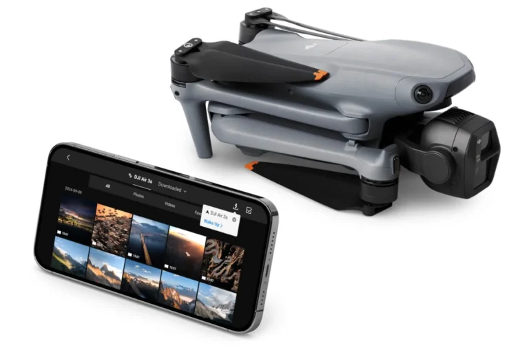 DJI Air 3S plié à côté d'un smartphone