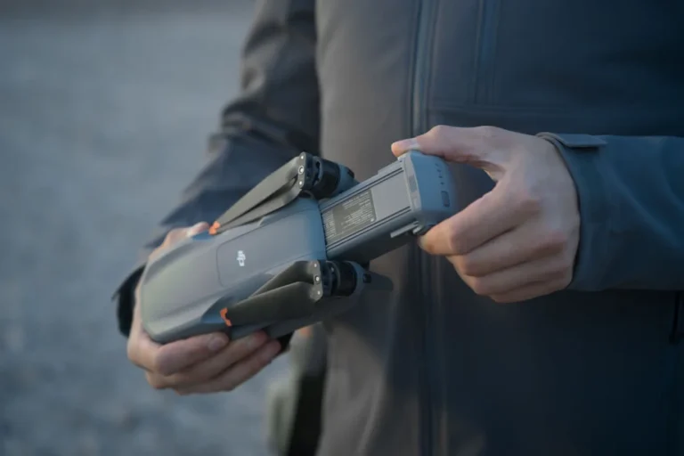 Insertion de la batterie dans le DJI Air 3S tenu en main