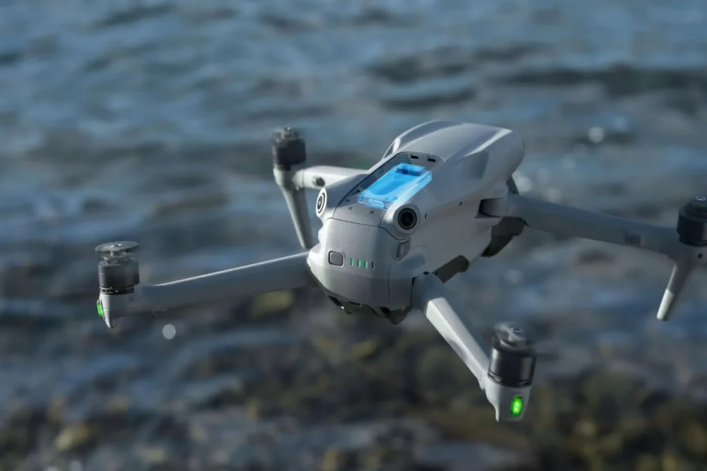 DJI Air 3S en vol stationnaire au-dessus de l'eau