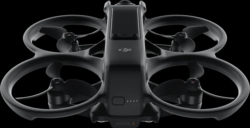 DJI Avata 2 vu de dessus, cinewhoop noir avec ses quatre hélices protégées