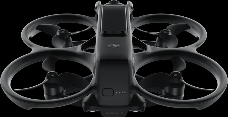 DJI Avata 2 vu de dessus, cinewhoop noir avec ses quatre hélices protégées