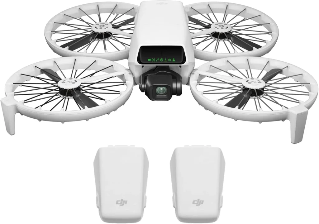 DJI Flip vu de face avec ses protections d'hélices et deux batteries