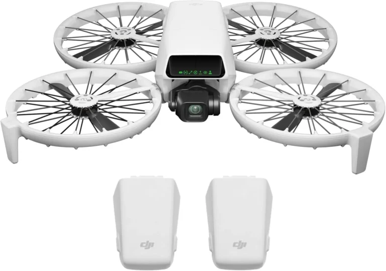 DJI Flip vu de face avec ses protections d'hélices et deux batteries