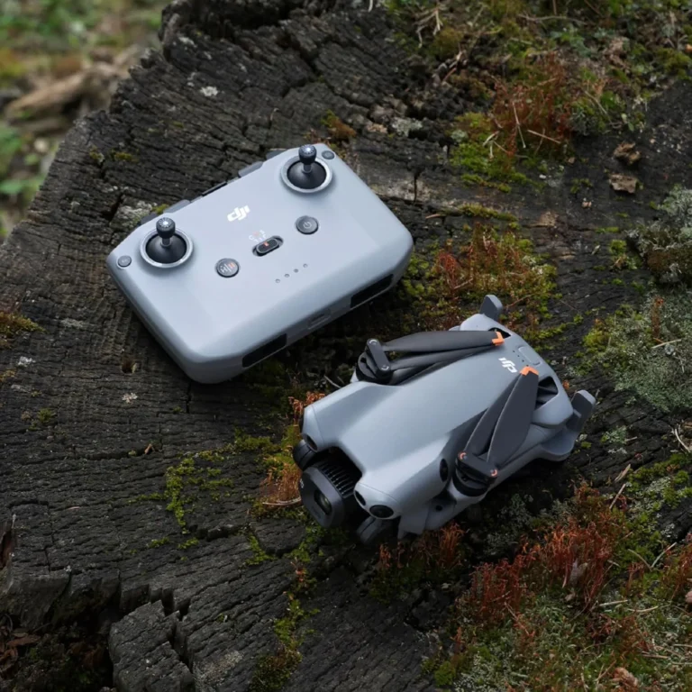DJI Mini 5 Pro plie pose en nature avec sa radiocommande DJI RC-N3