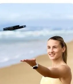 Decollage du HoverAir X1 depuis la paume de la main sur une plage