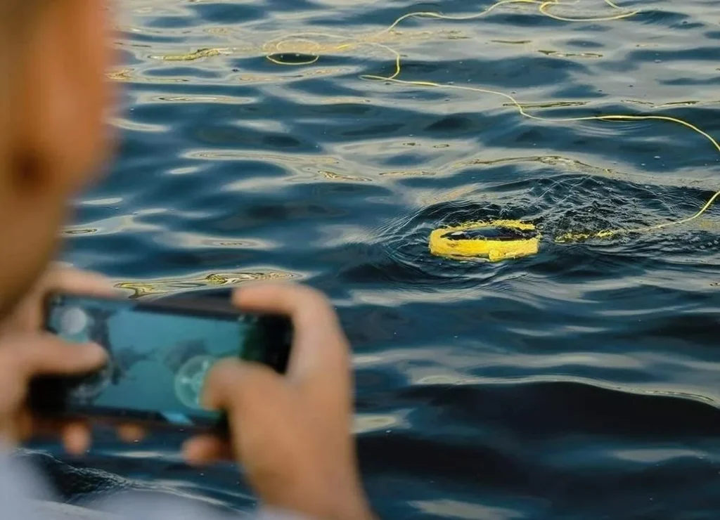 Pilotage du Chasing Dory au smartphone, le drone flotte en surface relié à sa bouée Wi-Fi