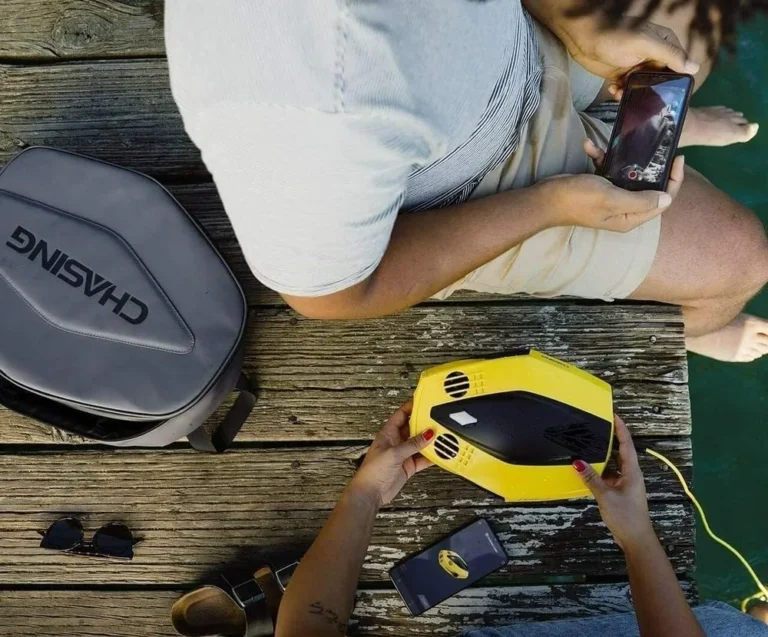 Chasing Dory sur un ponton, piloté à deux depuis un smartphone