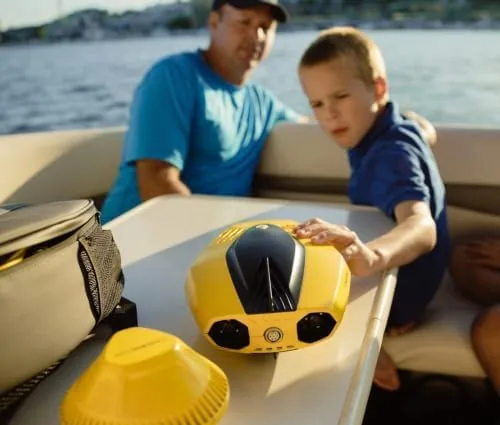 Sortie en bateau : un enfant découvre le Chasing Dory posé sur le pont