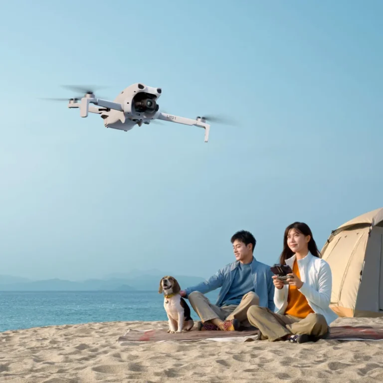 DJI Lito 1 en vol au-dessus d'une plage, piloté depuis le sable