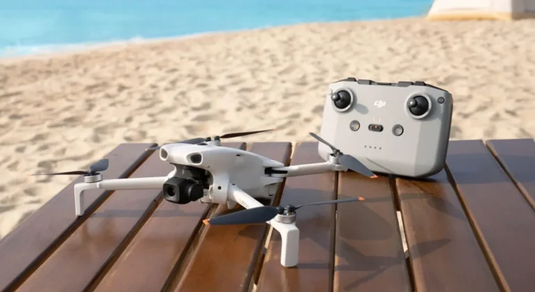 DJI Lito 1 posé sur une table en bois à côté de sa radiocommande RC-N3