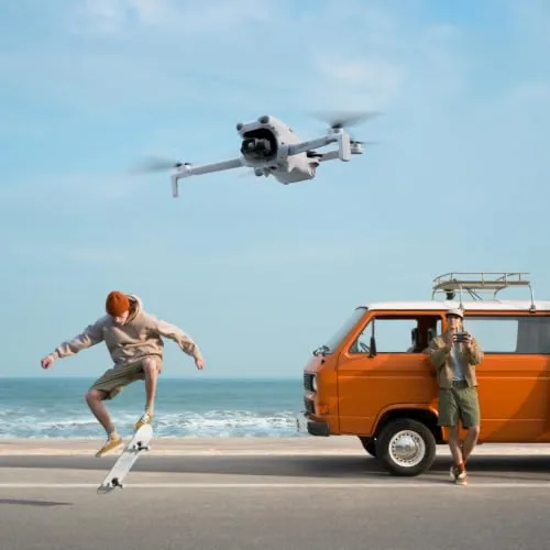 DJI Lito X1 en vol au-dessus d'une plage, filmant un skateur