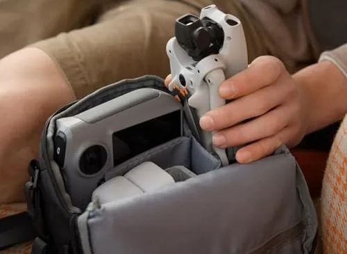 DJI Lito X1 plié, rangé dans sa sacoche de voyage