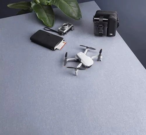 DJI Mini 2 posé à côté de sa sacoche de transport