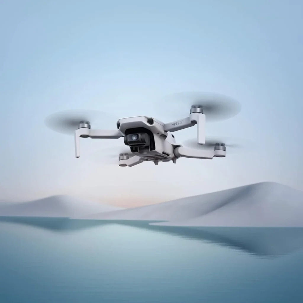 DJI Mini 2 SE en vol au-dessus d'un lac