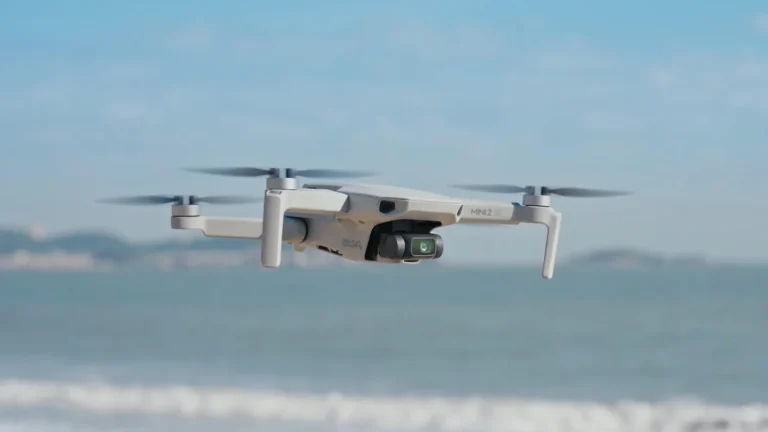 DJI Mini 2 SE en vol au-dessus de la mer